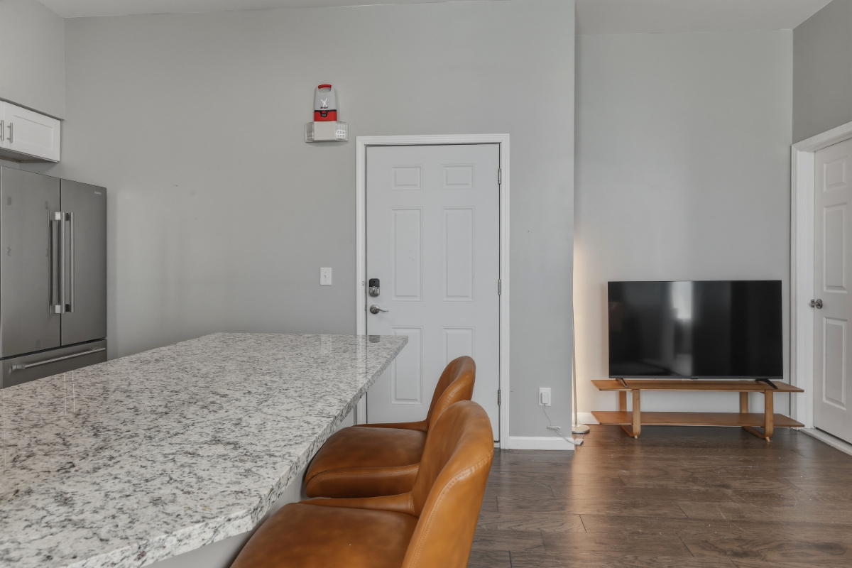 Downtown Elmira, King suite, Mountain View, W&D - Photo 10
