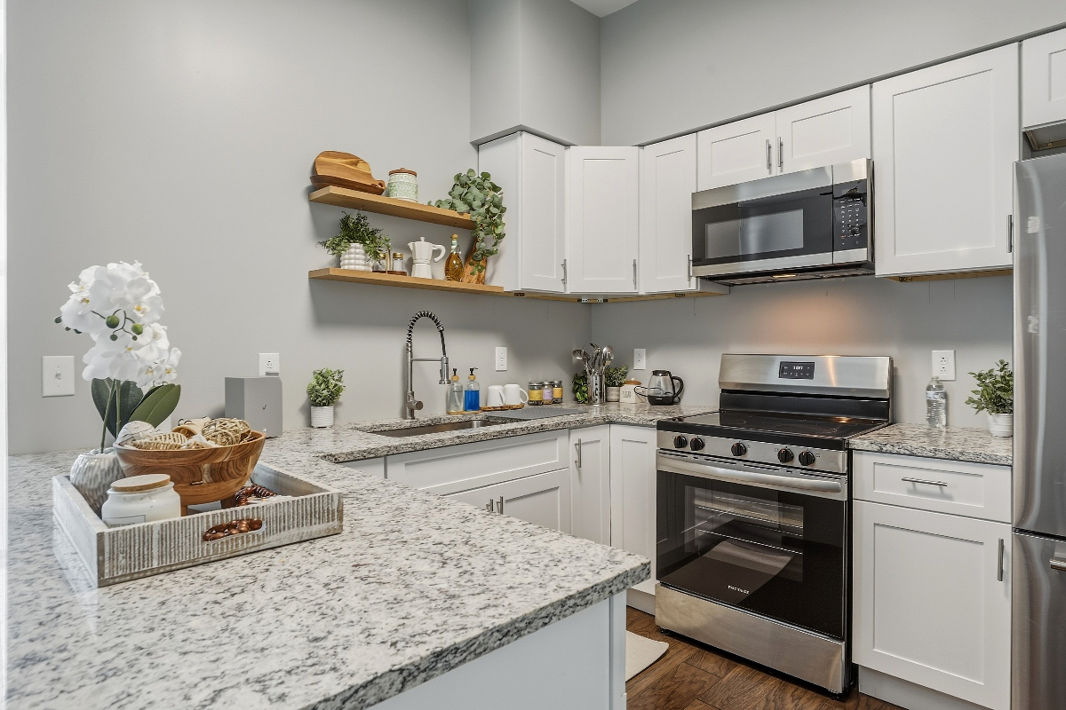 Downtown Elmira, King suite, Mountain View, W&D - Photo 2