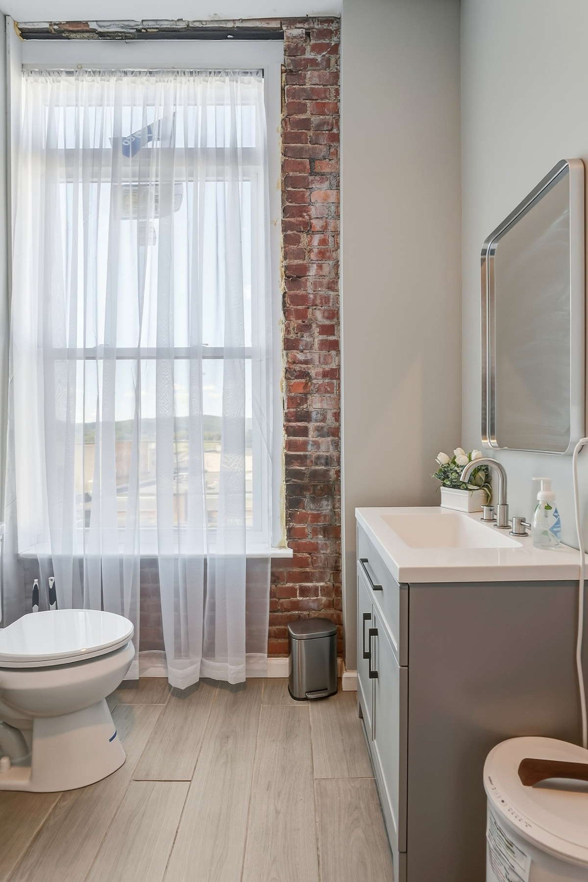 Downtown Elmira, King suite, Mountain View, W&D - Photo 8