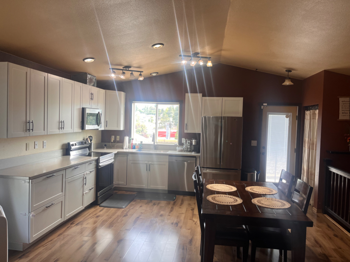 Master Bed/Bath walk in closet - Walk to PSNS, Close to Hospital, and Ferry to Seattle - All Utilities and Wifi - 1 Car Garage - Photo 3