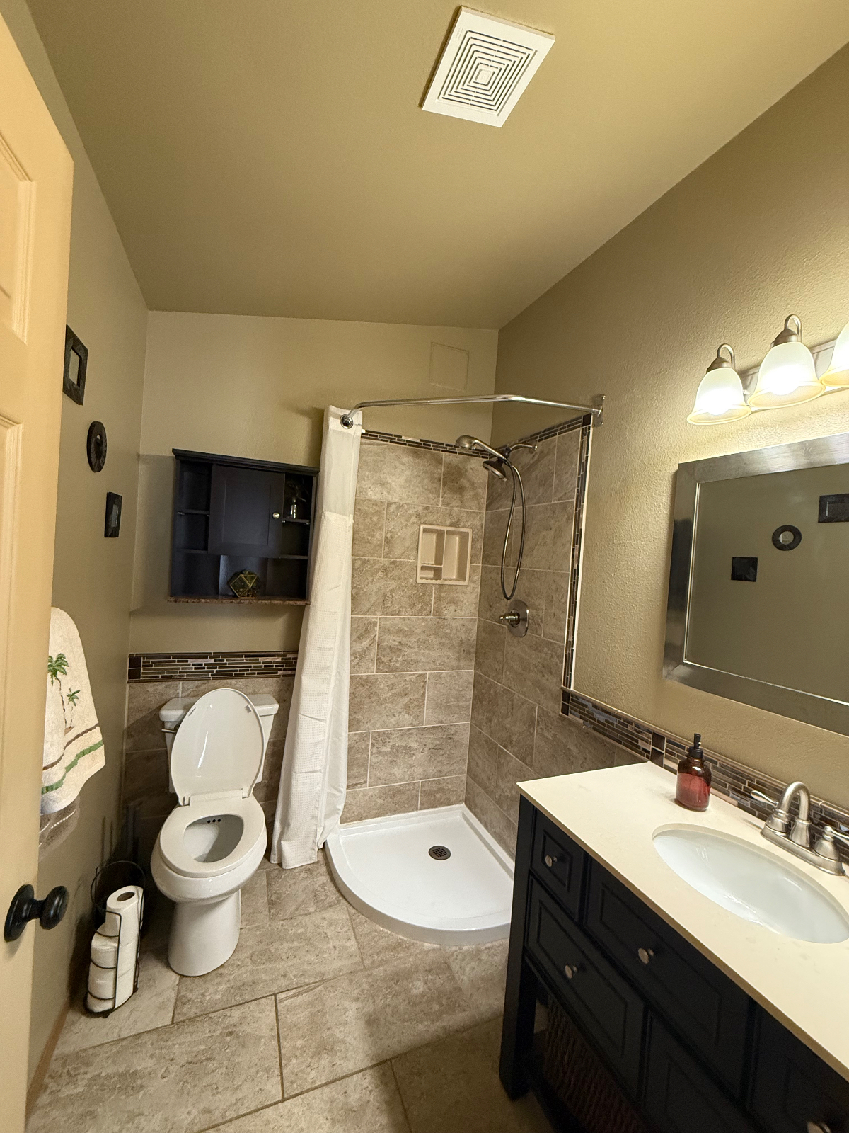 Master Bed/Bath walk in closet - Walk to PSNS, Close to Hospital, and Ferry to Seattle - All Utilities and Wifi - 1 Car Garage - Photo 6