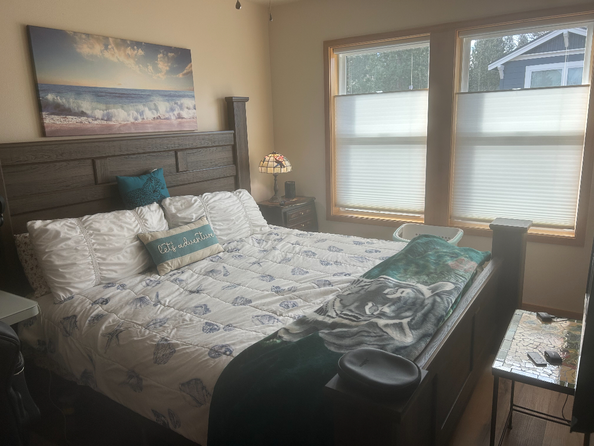 Private Room With Bath in Modern Apartment Near Downtown and Campus Amenities - Photo 3