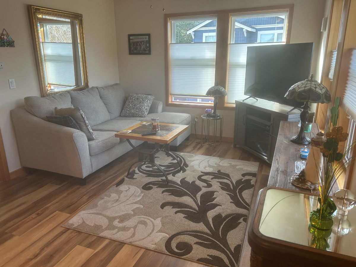 Private Room With Bath in Modern Apartment Near Downtown and Campus Amenities - Photo 4