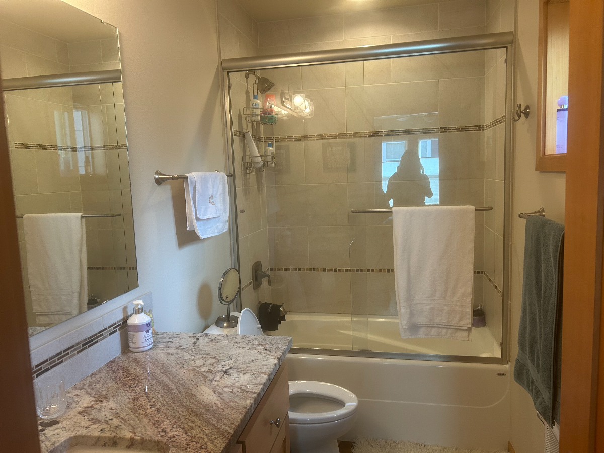 Private Room With Bath in Modern Apartment Near Downtown and Campus Amenities - Photo 5