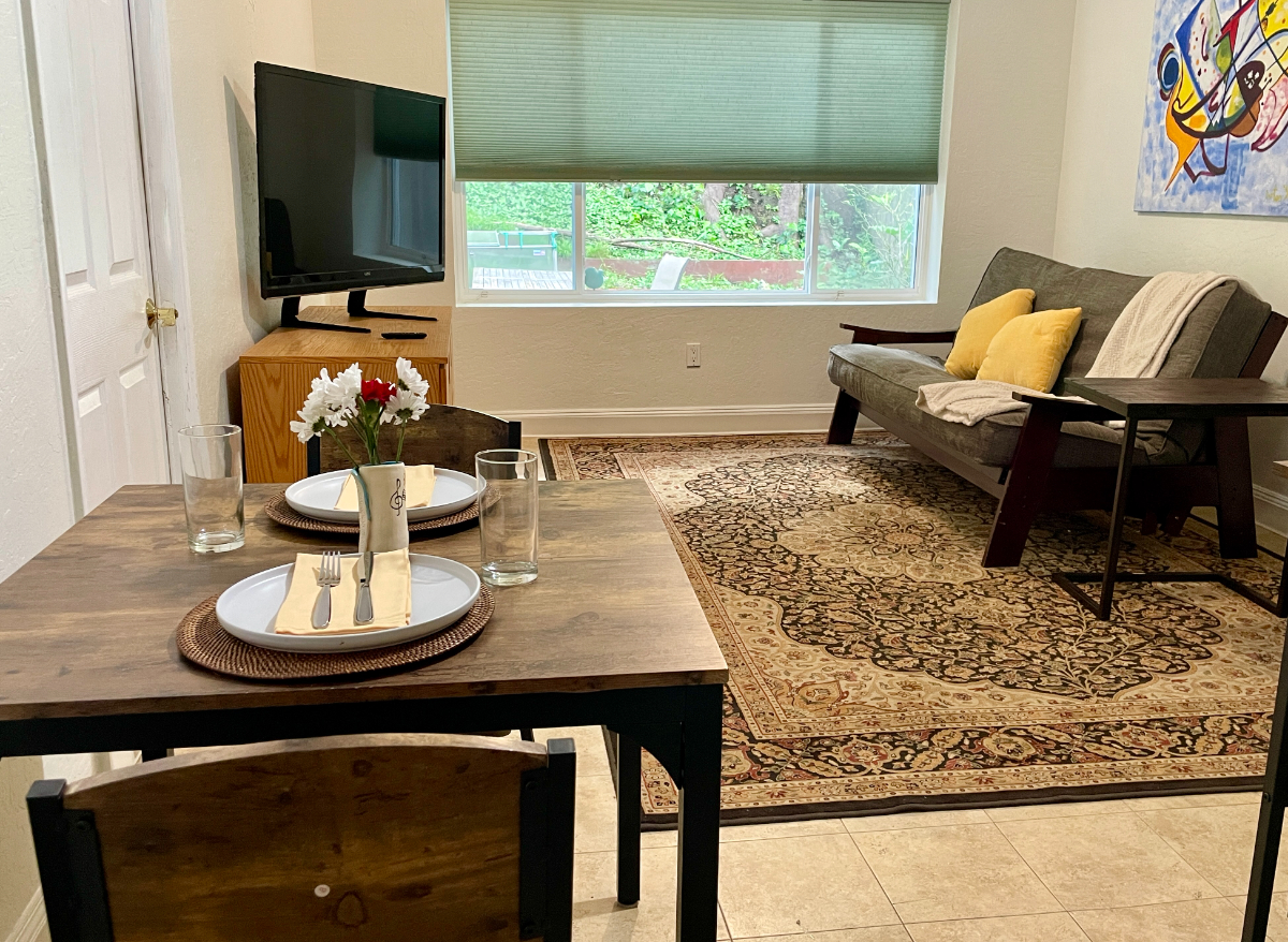 Private Ground-Level Studio near Public Transit, Great Parking, Shopping, Nature - Prime Location - Photo 1