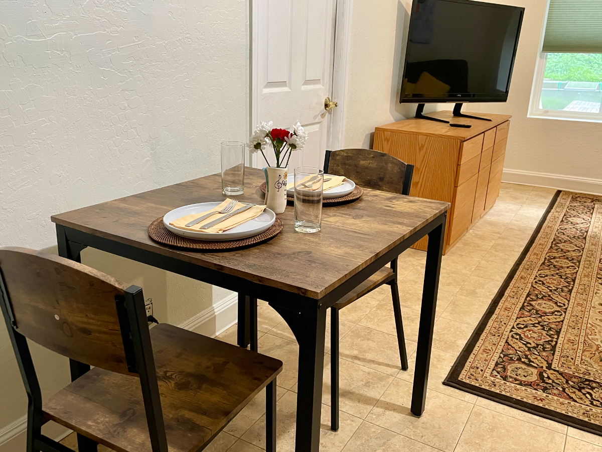 Private Ground-Level Studio near Public Transit, Great Parking, Shopping, Nature - Prime Location - Photo 2