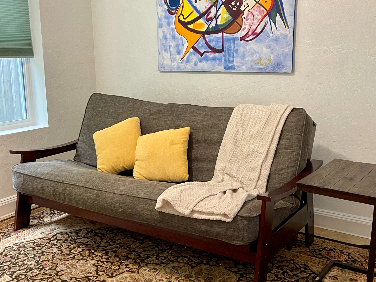 Private Ground-Level Studio near Public Transit, Great Parking, Shopping, Nature - Prime Location - Photo 4