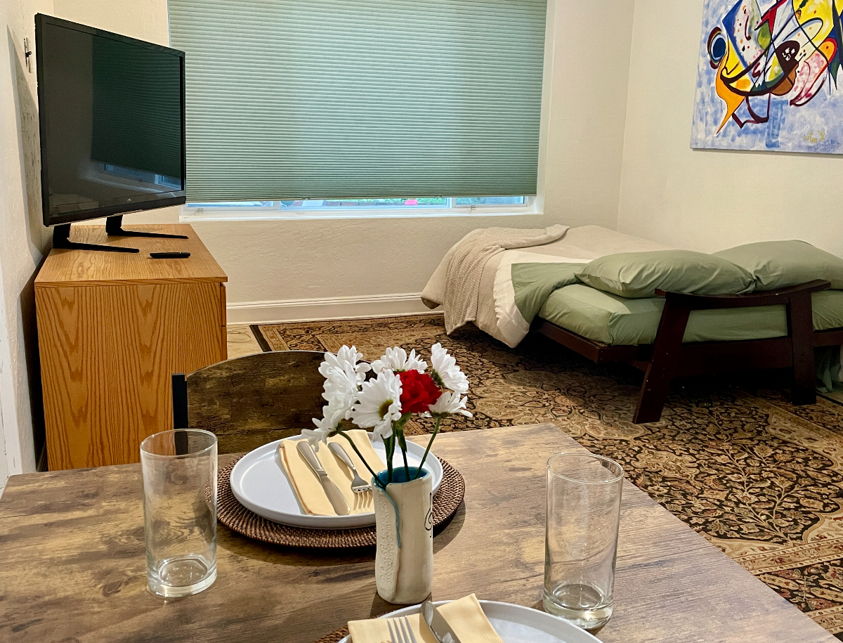Private Ground-Level Studio near Public Transit, Great Parking, Shopping, Nature - Prime Location - Photo 5