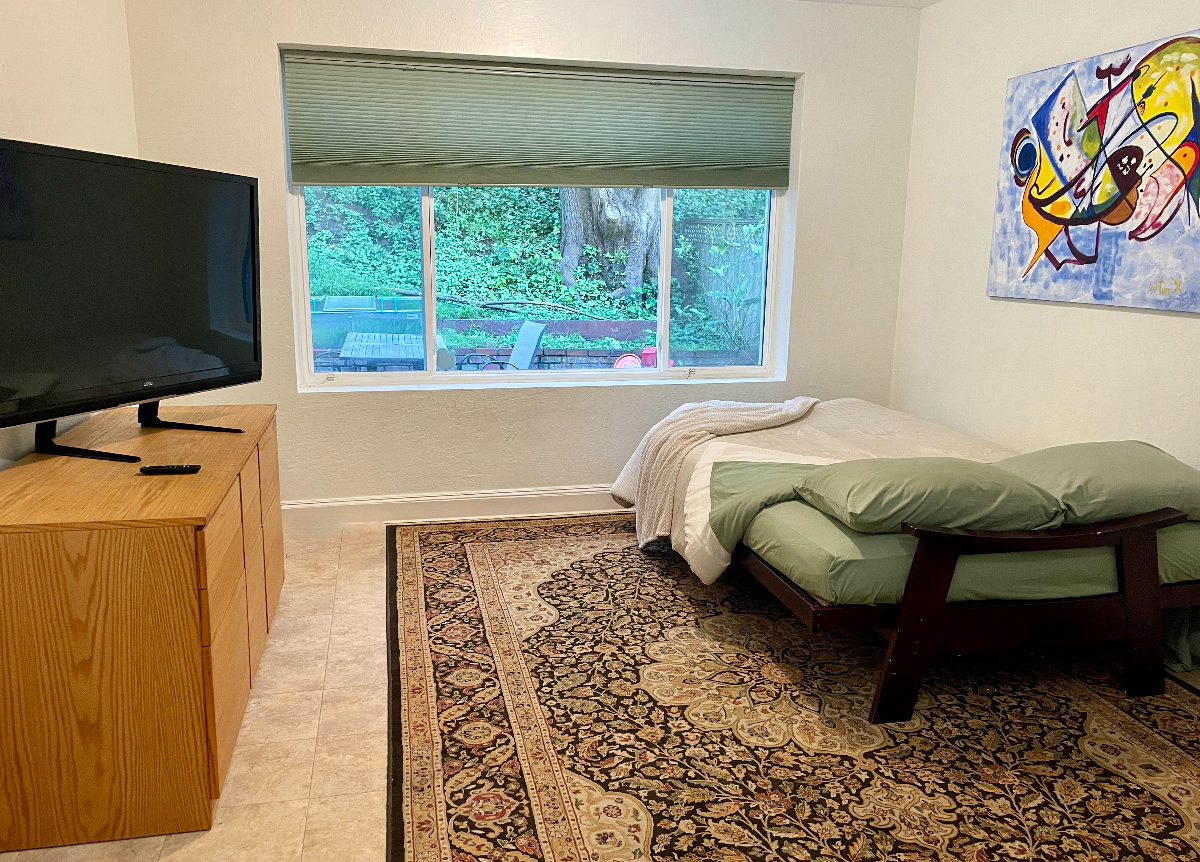 Private Ground-Level Studio near Public Transit, Great Parking, Shopping, Nature - Prime Location - Photo 6