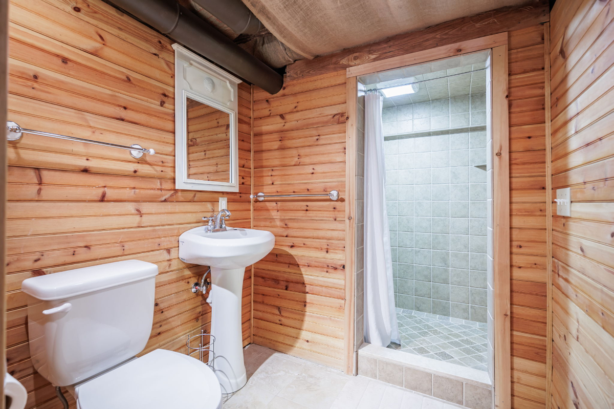 Beautiful, Fully Furnished Private Suite Ideal for Healthcare Professionals - Photo 5