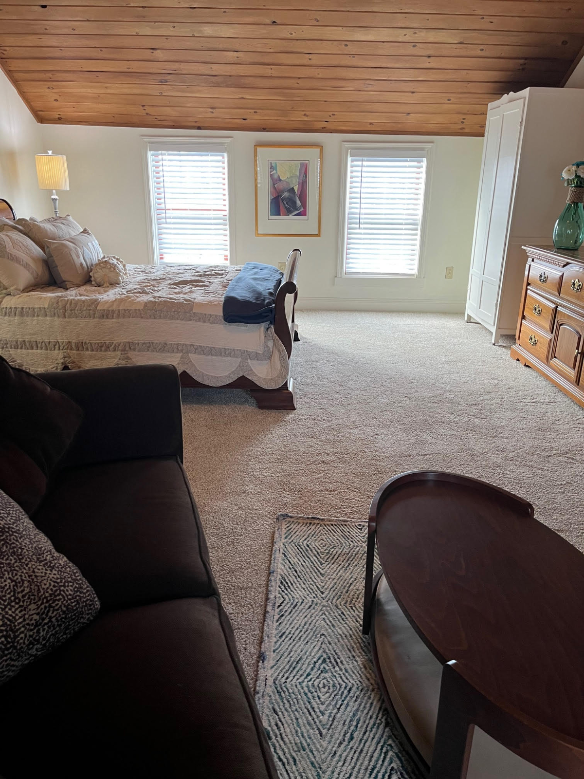 Beautiful, Fully Furnished Private Suite Ideal for Healthcare Professionals - Photo 3