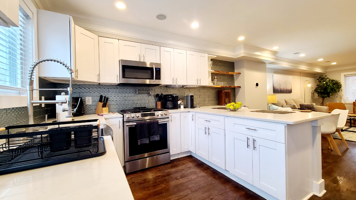 Completely renovated 2BR/2.5BA rowhouse - Photo 5