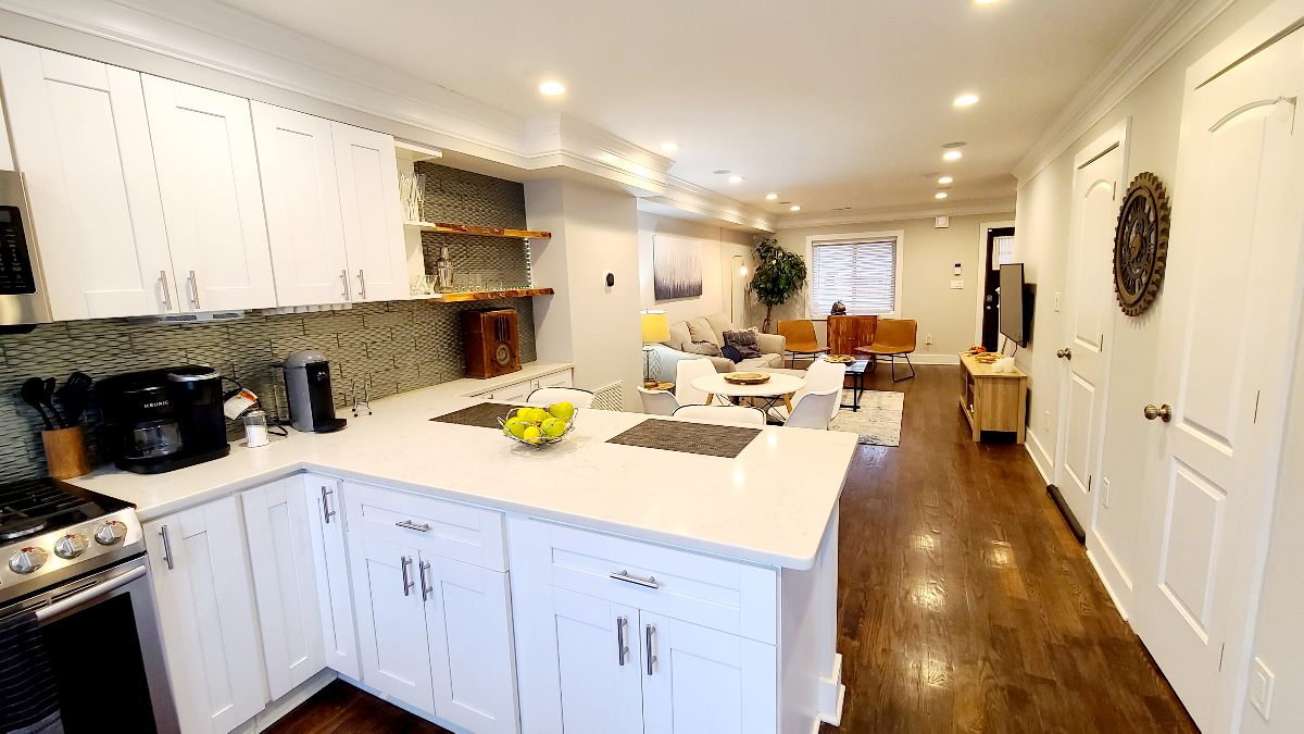 Completely renovated 2BR/2.5BA rowhouse - Photo 8