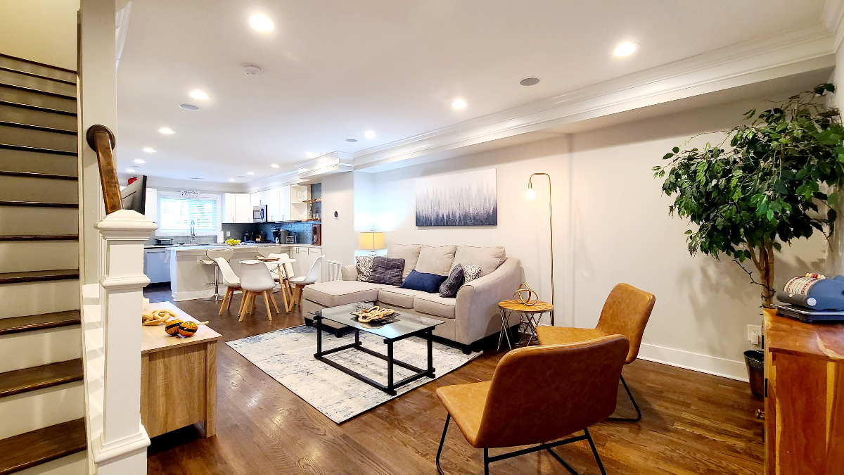 Completely renovated 2BR/2.5BA rowhouse - Photo 1