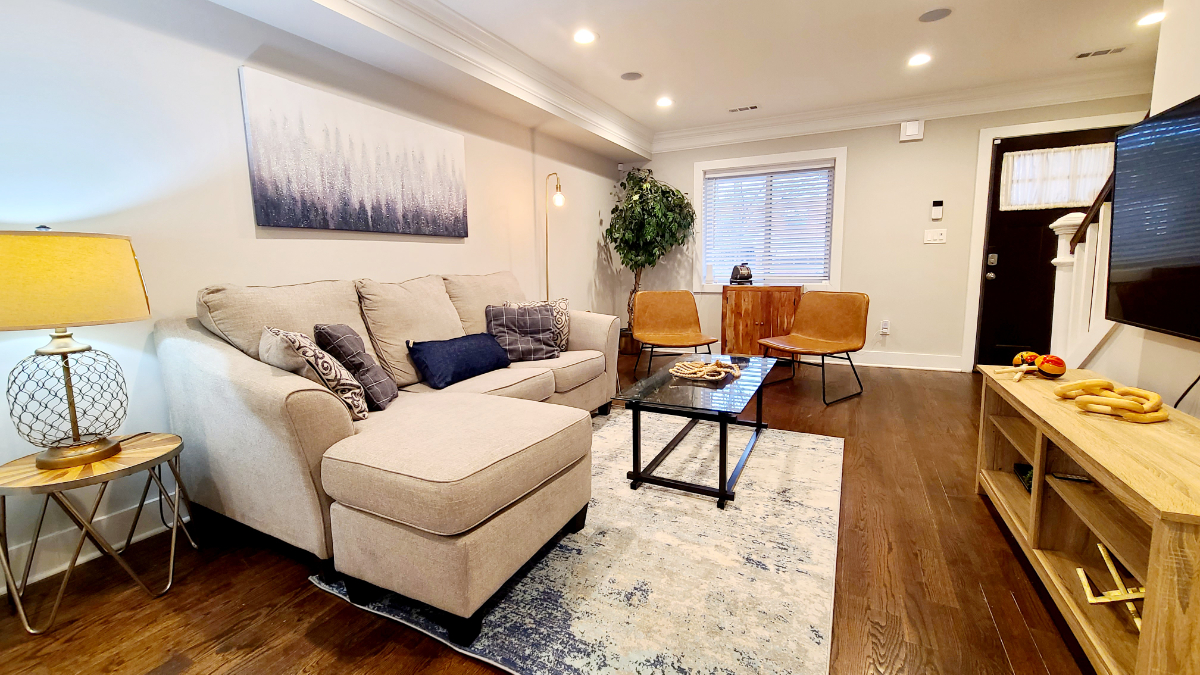 Completely renovated 2BR/2.5BA rowhouse - Photo 3
