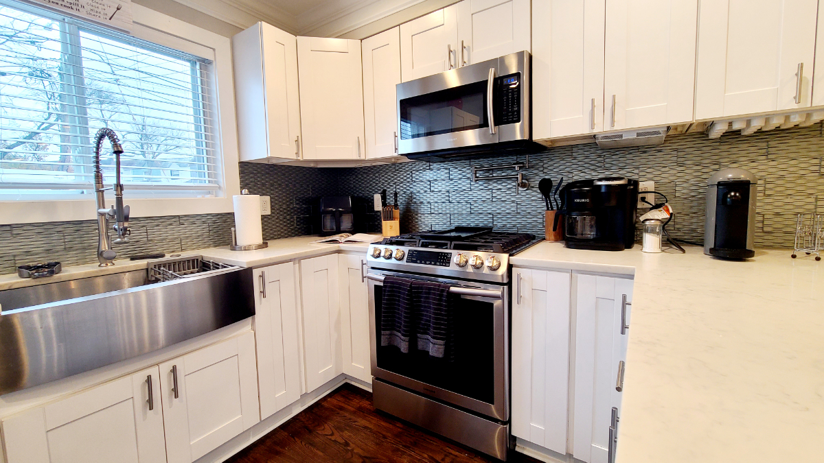Completely renovated 2BR/2.5BA rowhouse - Photo 6