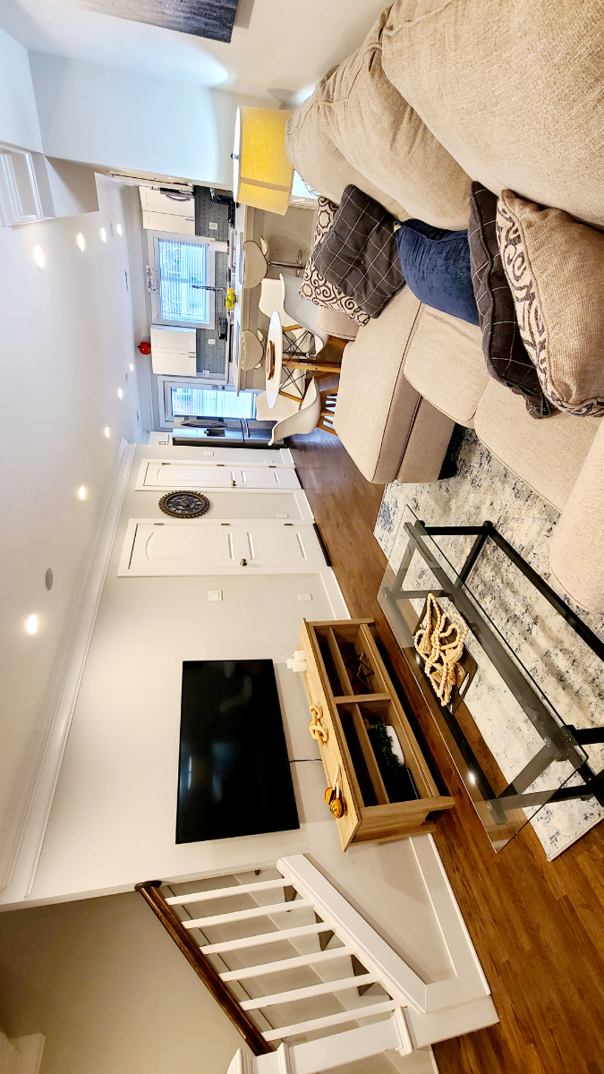 Completely renovated 2BR/2.5BA rowhouse - Photo 2