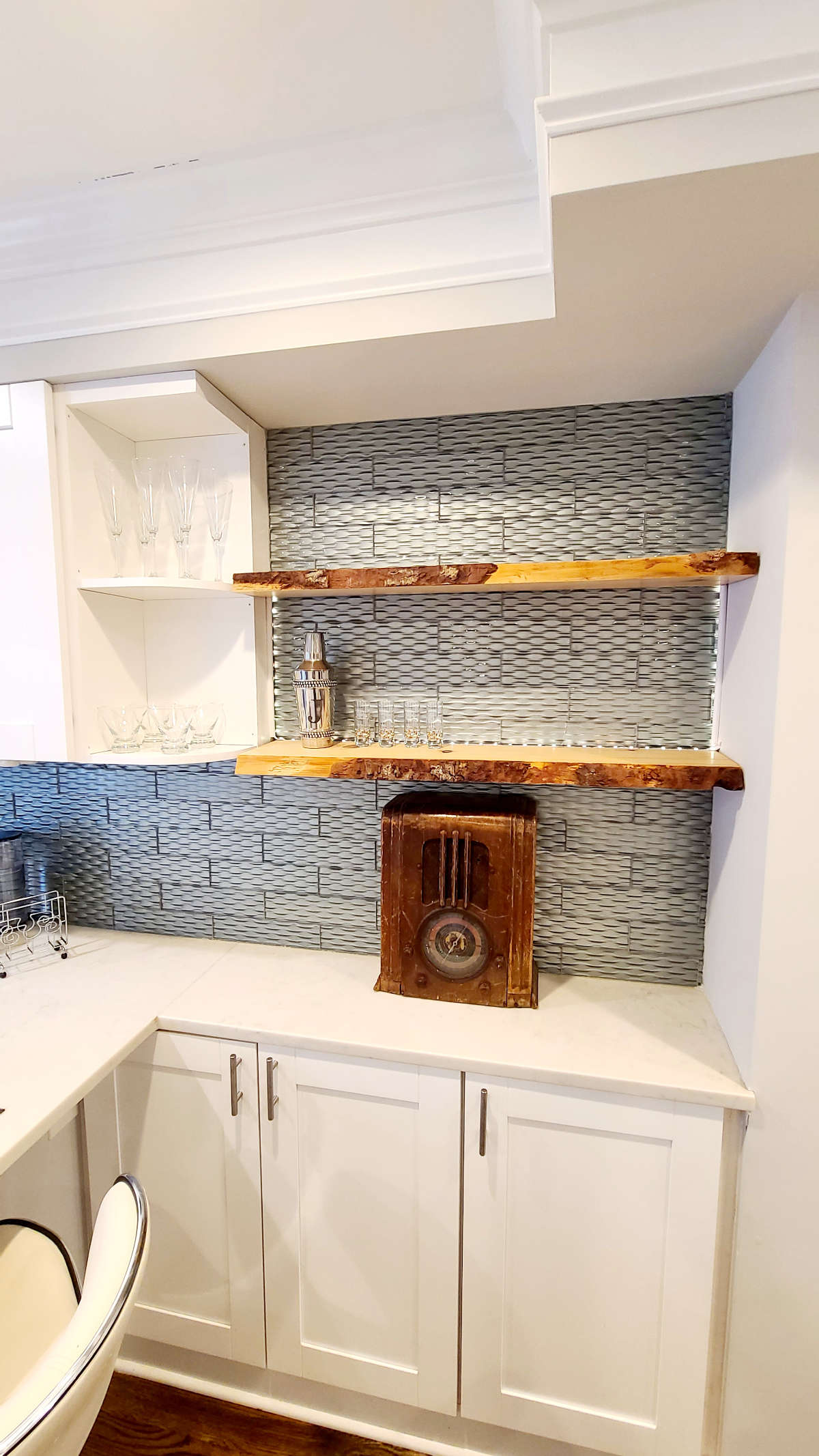 Completely renovated 2BR/2.5BA rowhouse - Photo 9