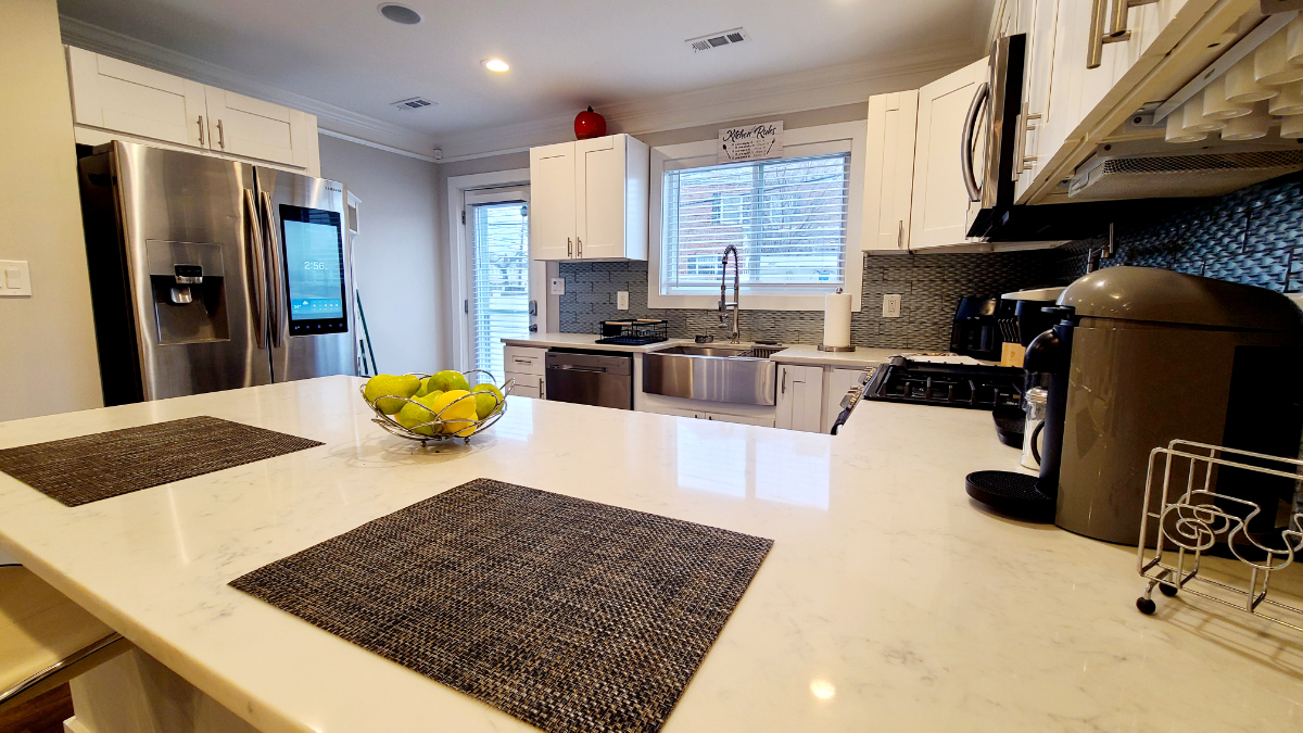 Completely renovated 2BR/2.5BA rowhouse - Photo 4