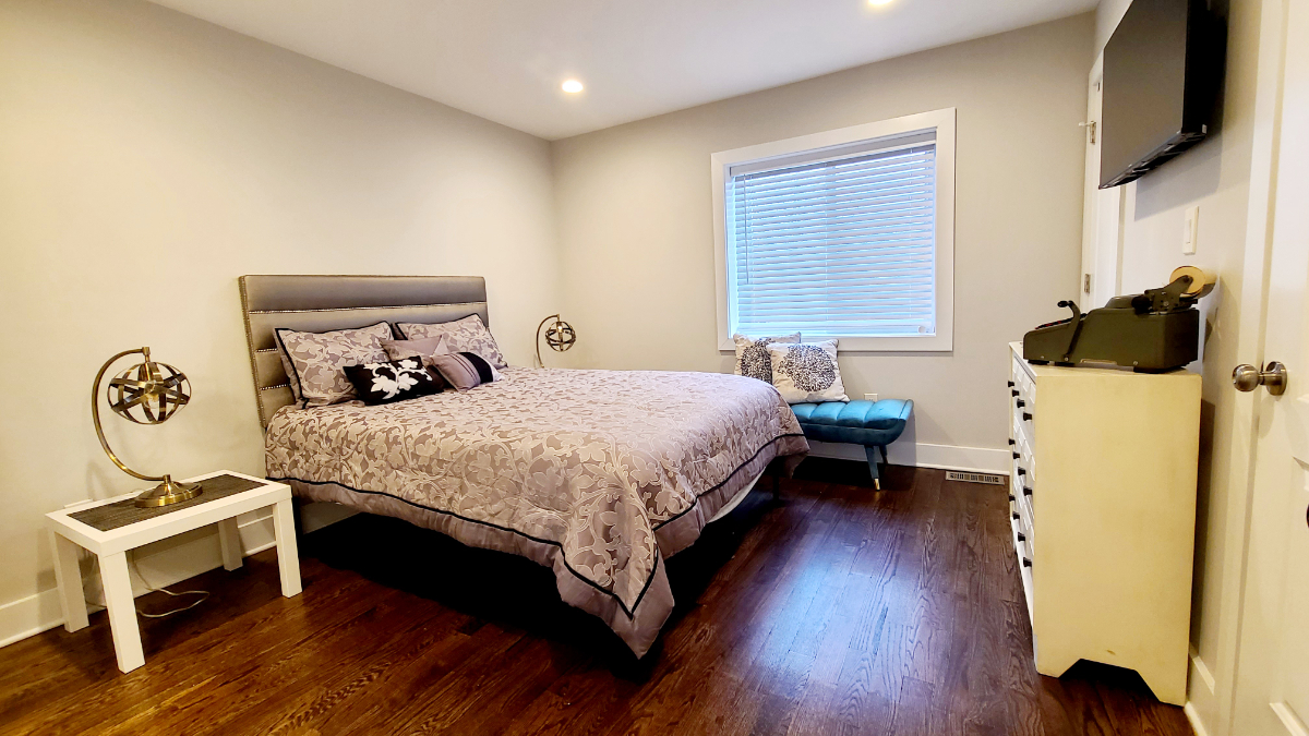 Completely renovated 2BR/2.5BA rowhouse - Photo 10