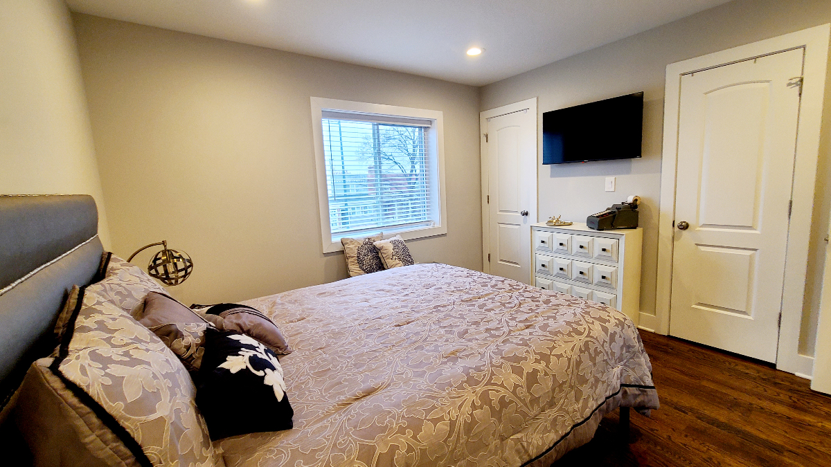 Completely renovated 2BR/2.5BA rowhouse - Photo 11