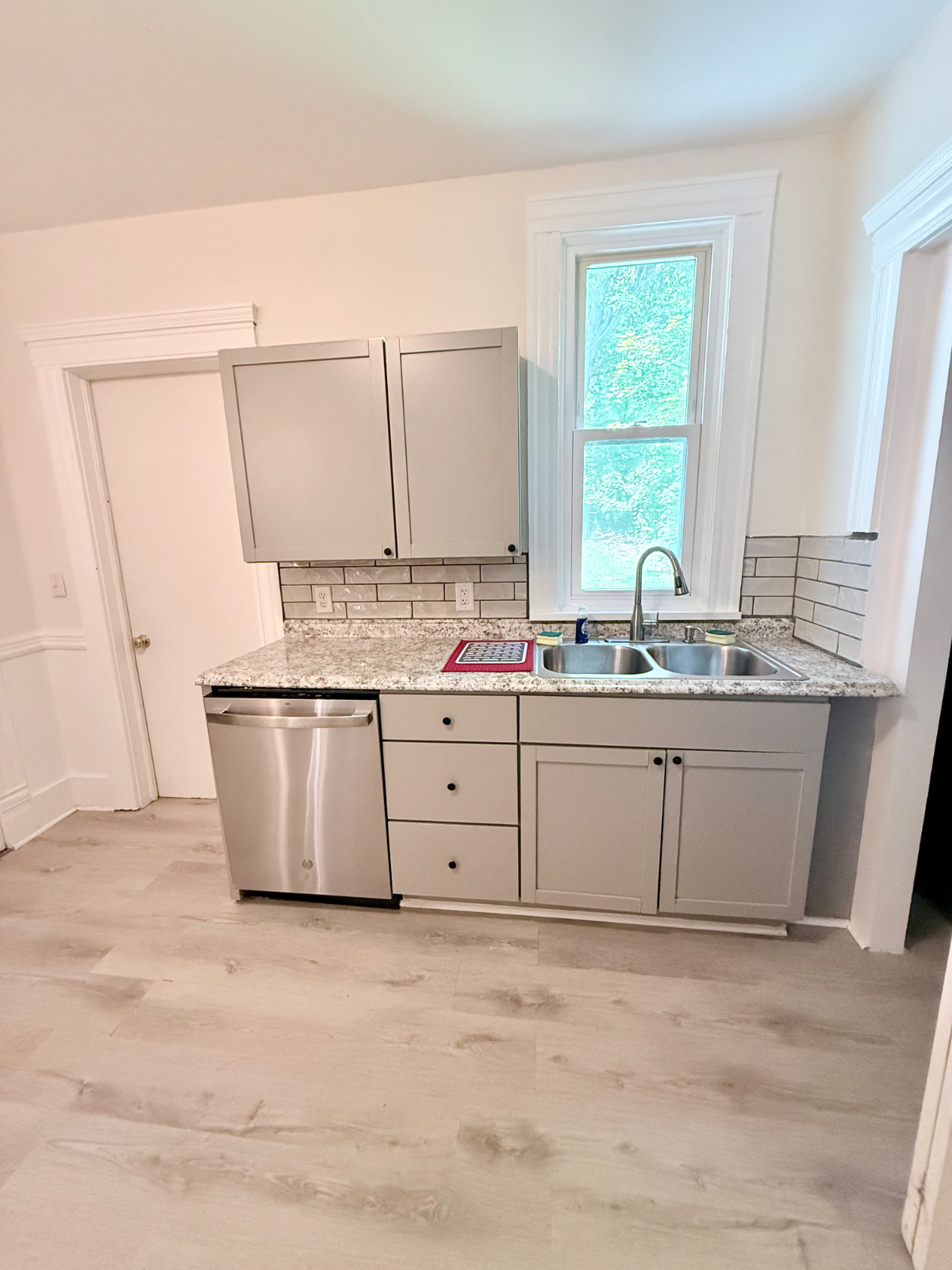 SYRACUSE NY-PRIVATE FULL BATH- WALK TO SYRACUSE UNIVERSITY- CHEAP- FULLY FURNISHED- CLOSE TO ALL HOS - Photo 2