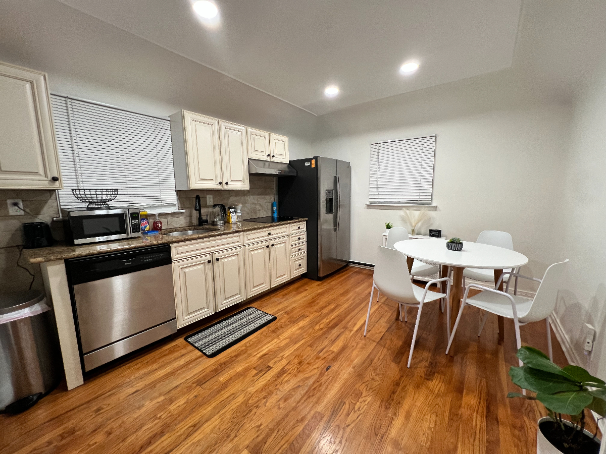 Cozy updated apartment in Queens - Photo 1
