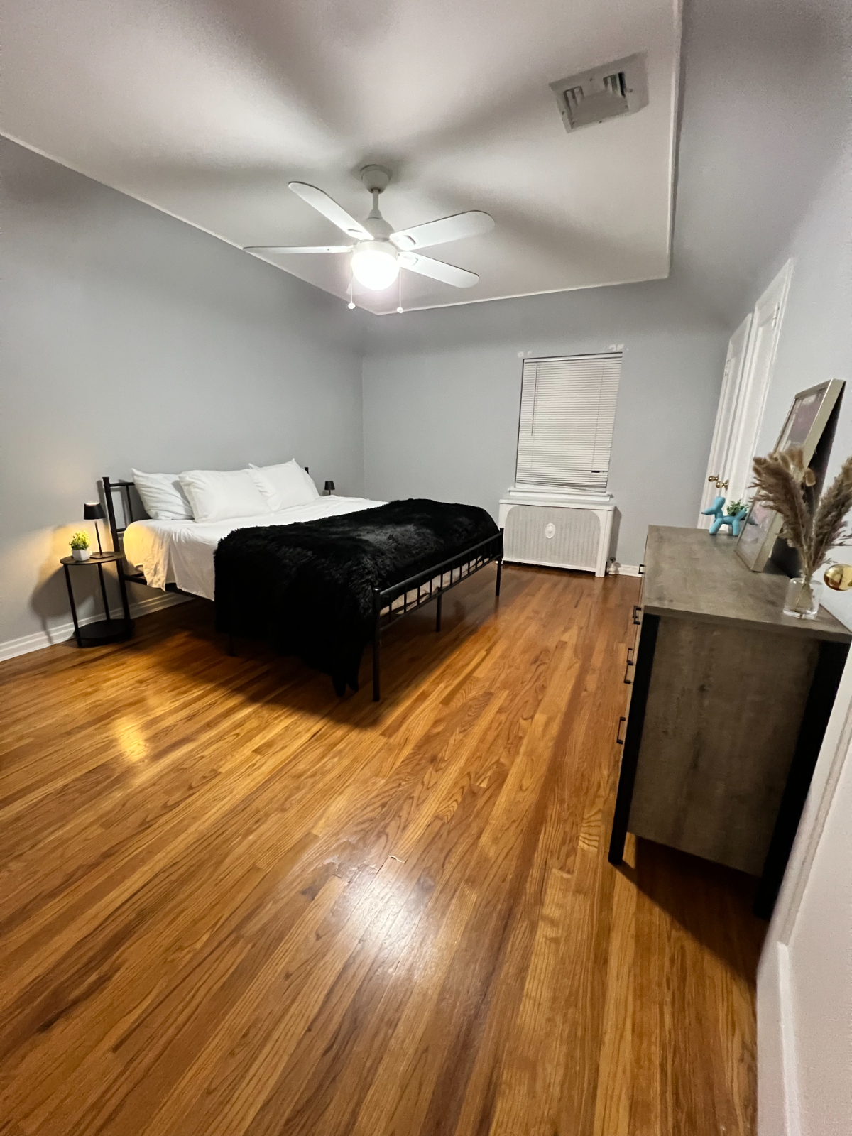 Cozy updated apartment in Queens - Photo 7