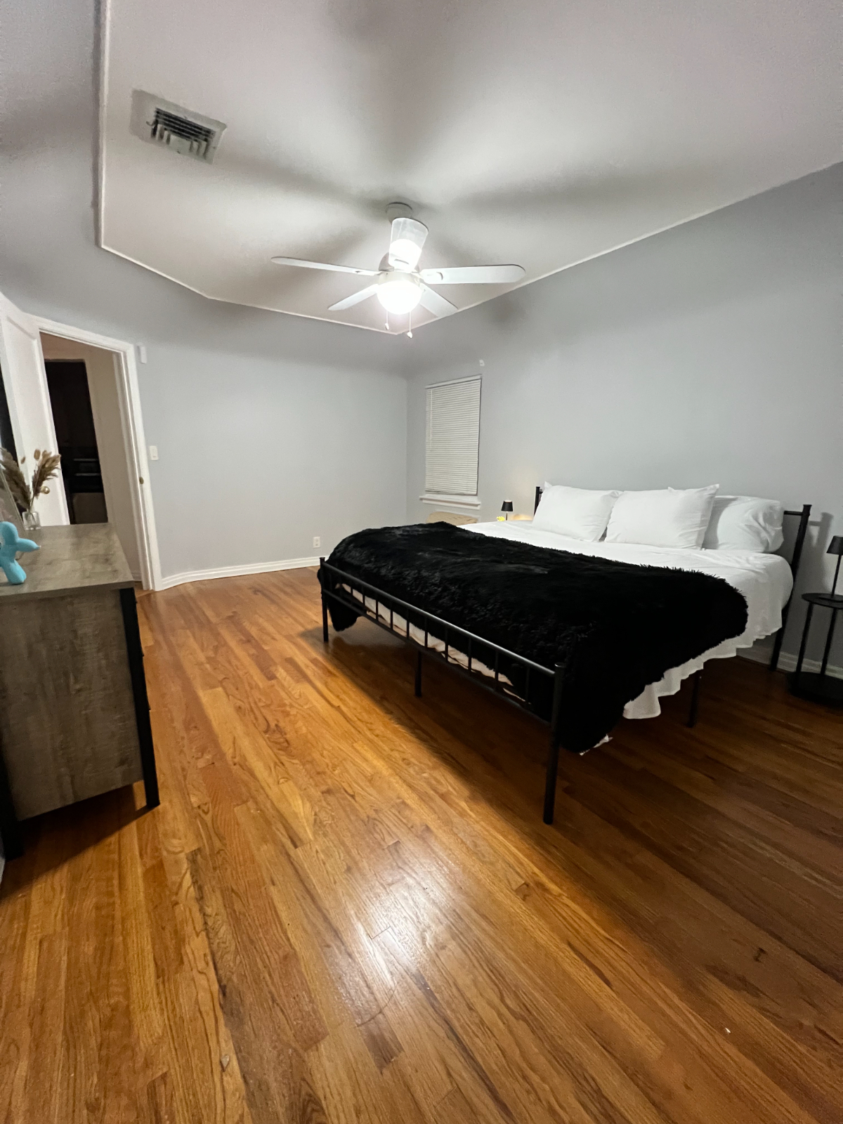 Cozy updated apartment in Queens - Photo 9