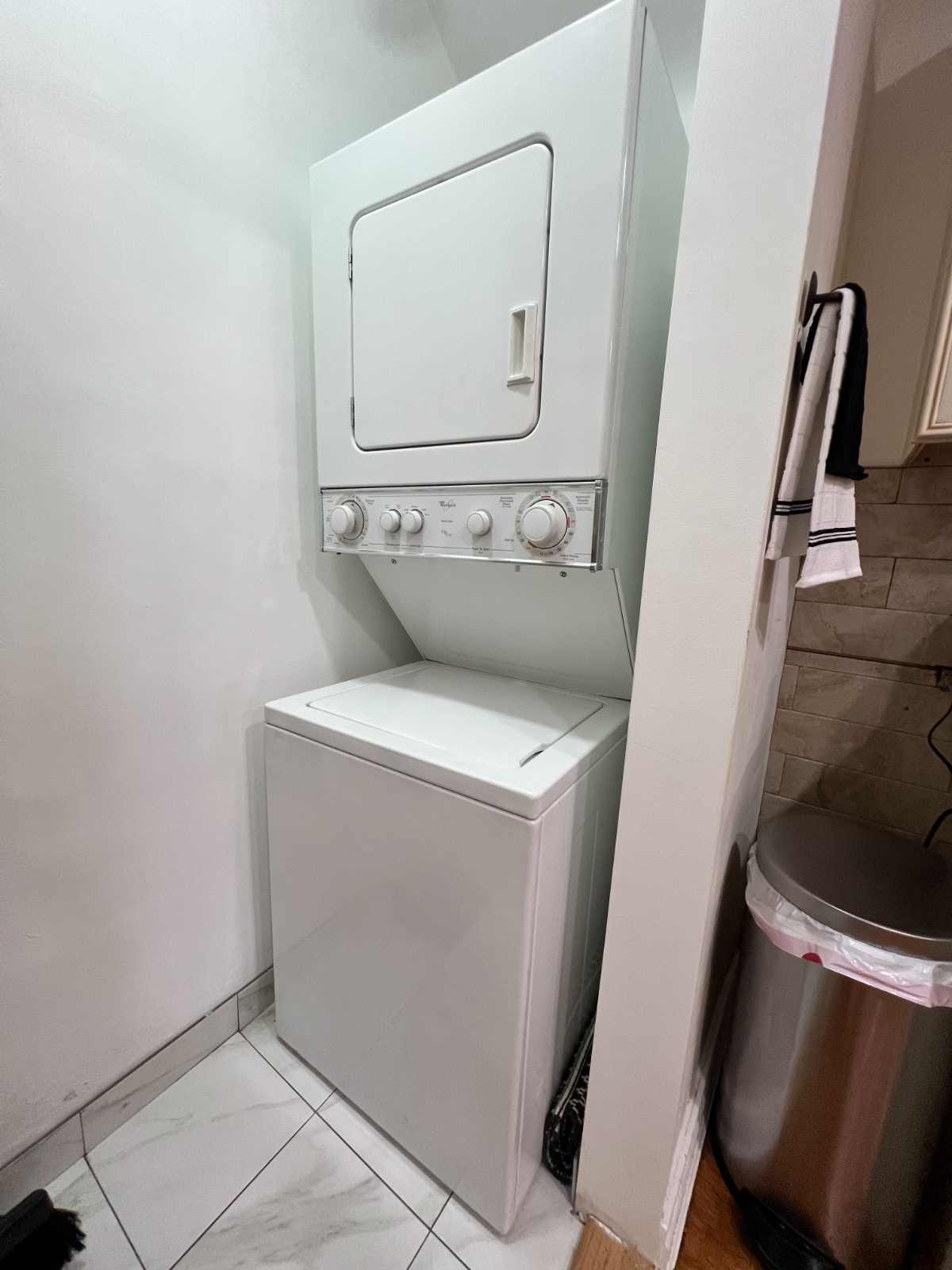 Cozy updated apartment in Queens - Photo 3
