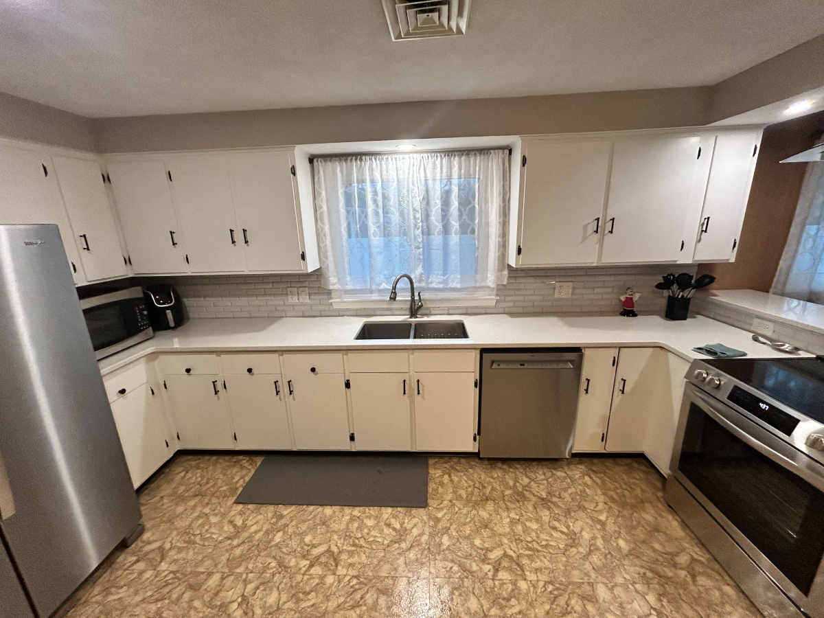 Newly renovated. Newly furnished Ranch 3bed 2.5 bath - Photo 2