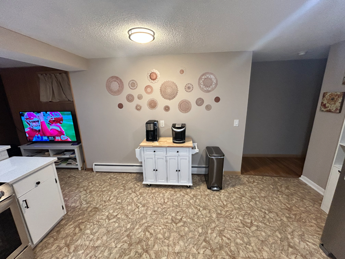 Newly renovated. Newly furnished Ranch 3bed 2.5 bath - Photo 3
