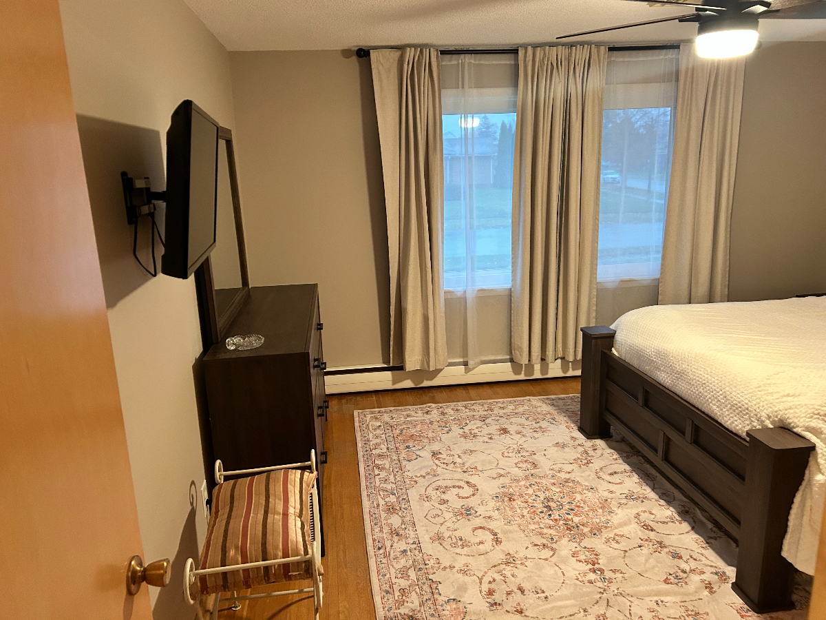 Newly renovated. Newly furnished Ranch 3bed 2.5 bath - Photo 11
