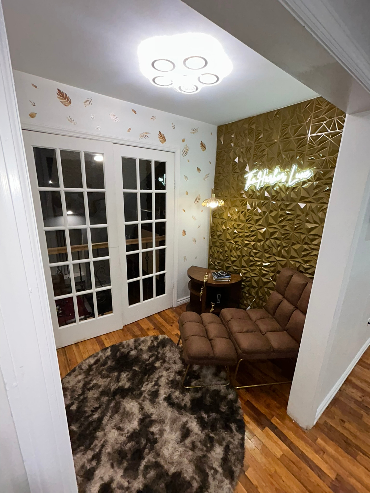Bright Oversized Suite with Ensuite Bath and... - Photo 3