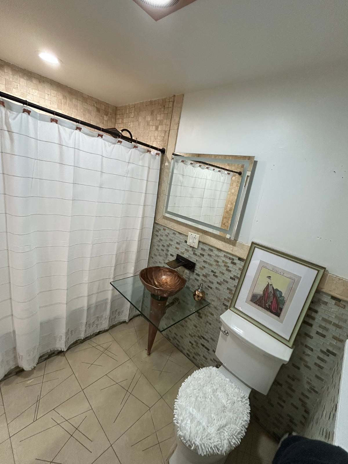 Bright Oversized Suite with Ensuite Bath and... - Photo 4
