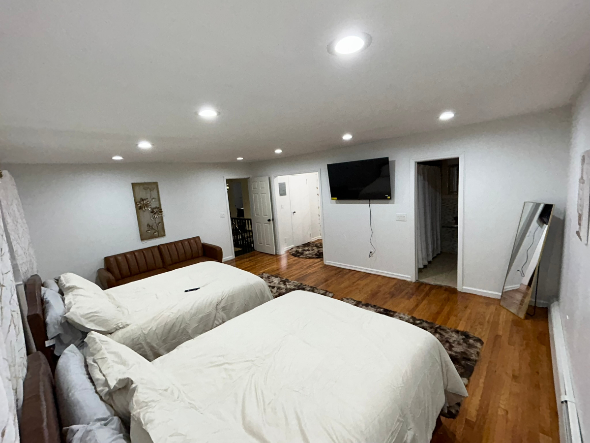 Bright Oversized Suite with Ensuite Bath and... - Photo 2