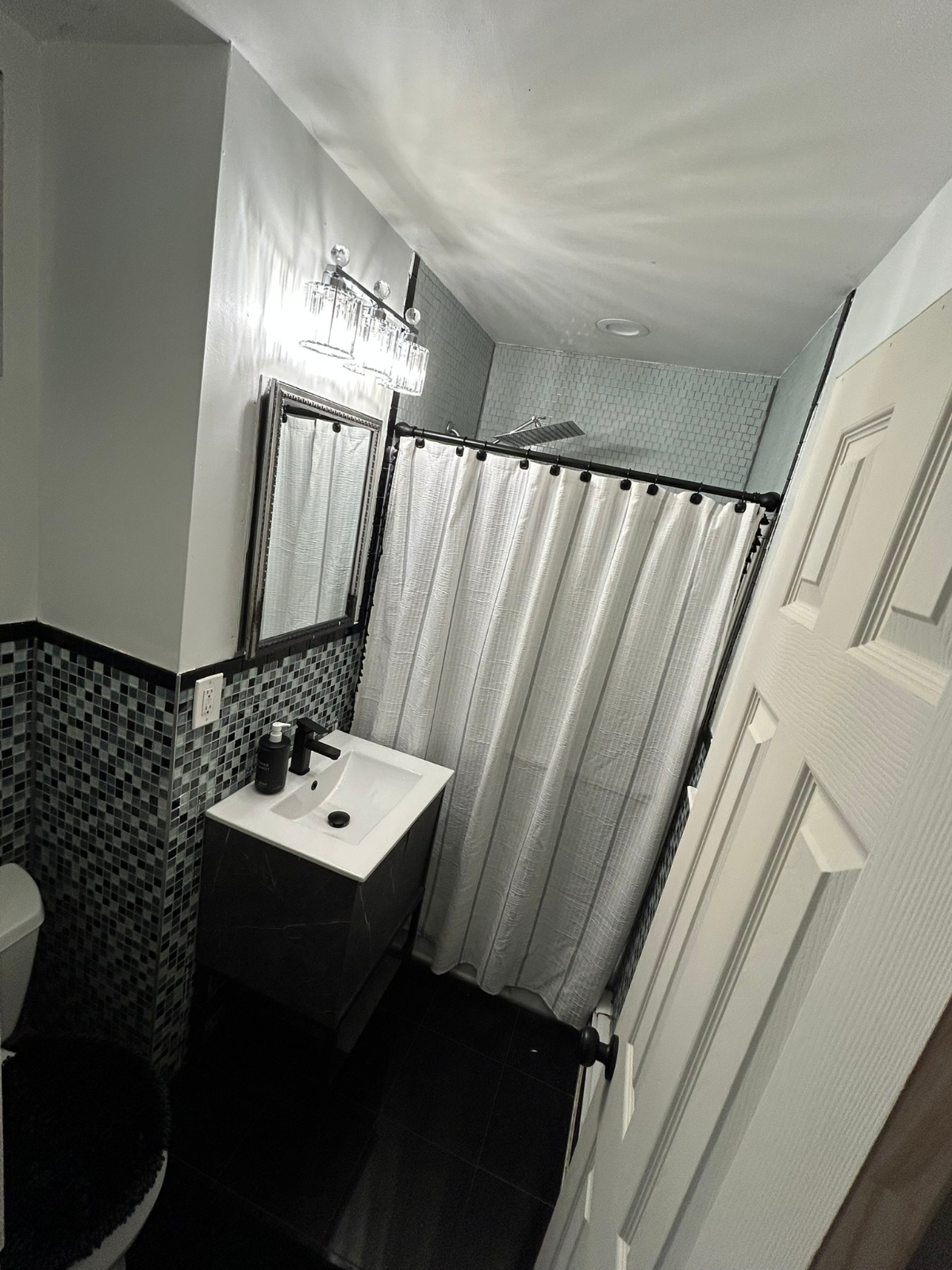 Bright Oversized Suite with Ensuite Bath and... - Photo 2