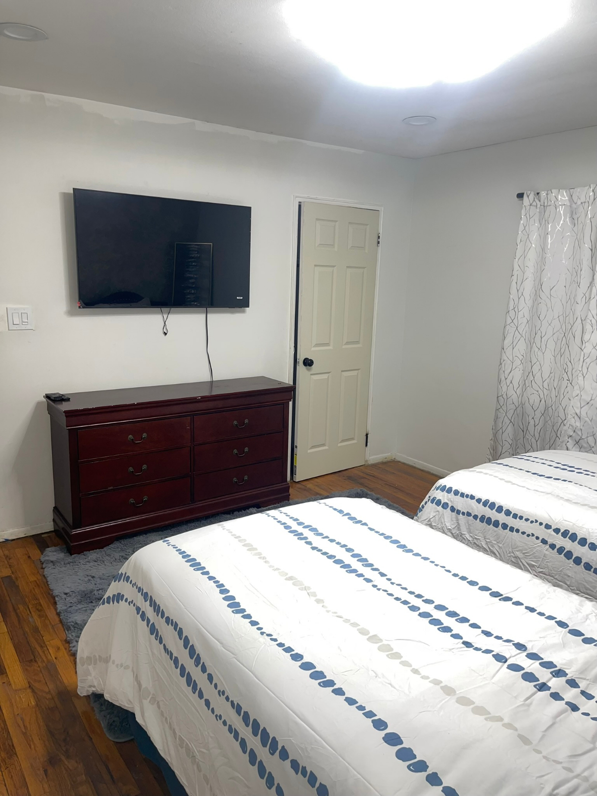 Bright Oversized Suite with Ensuite Bath and... - Photo 2