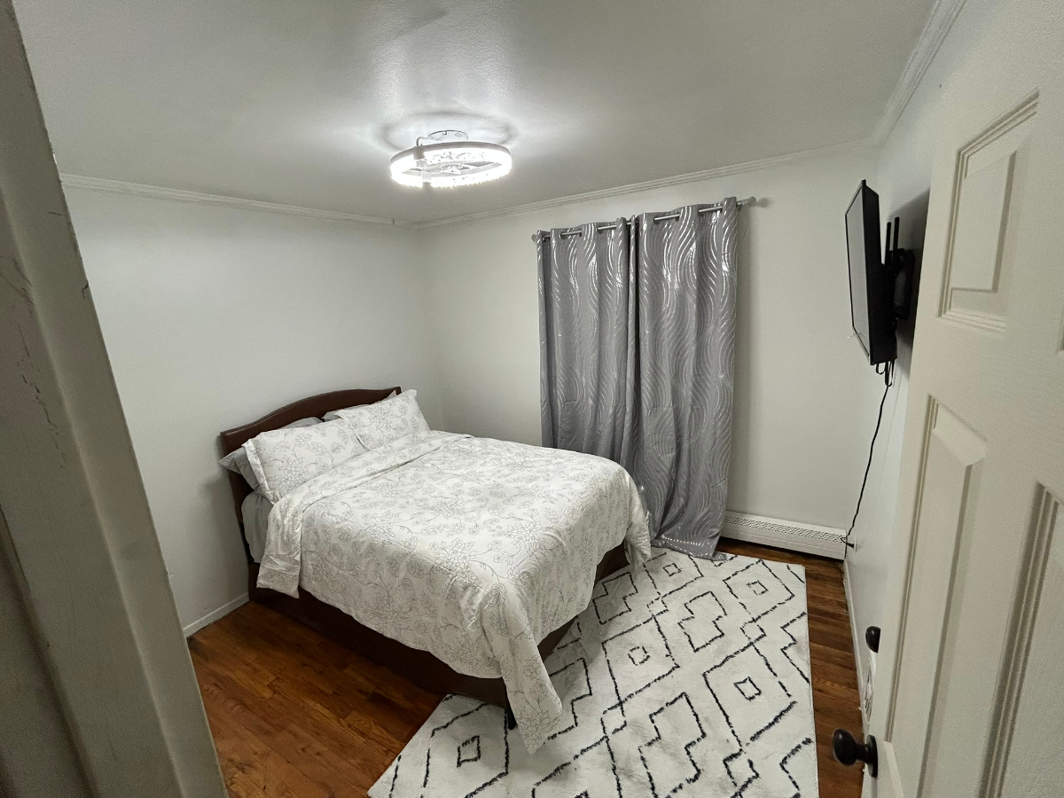 Bright Oversized Suite with Ensuite Bath and... - Photo 2