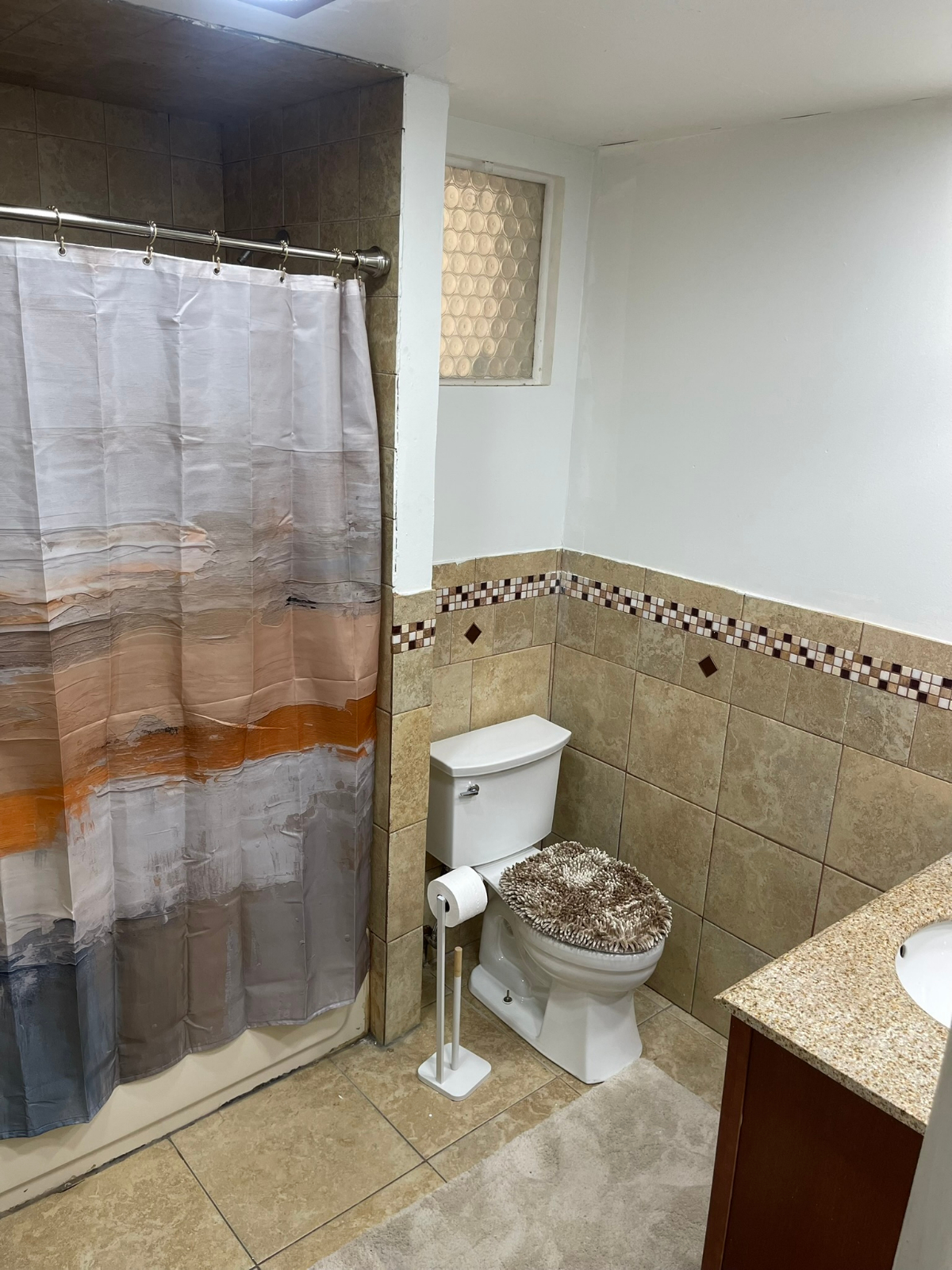 Bright Oversized Suite with Ensuite Bath and... - Photo 3