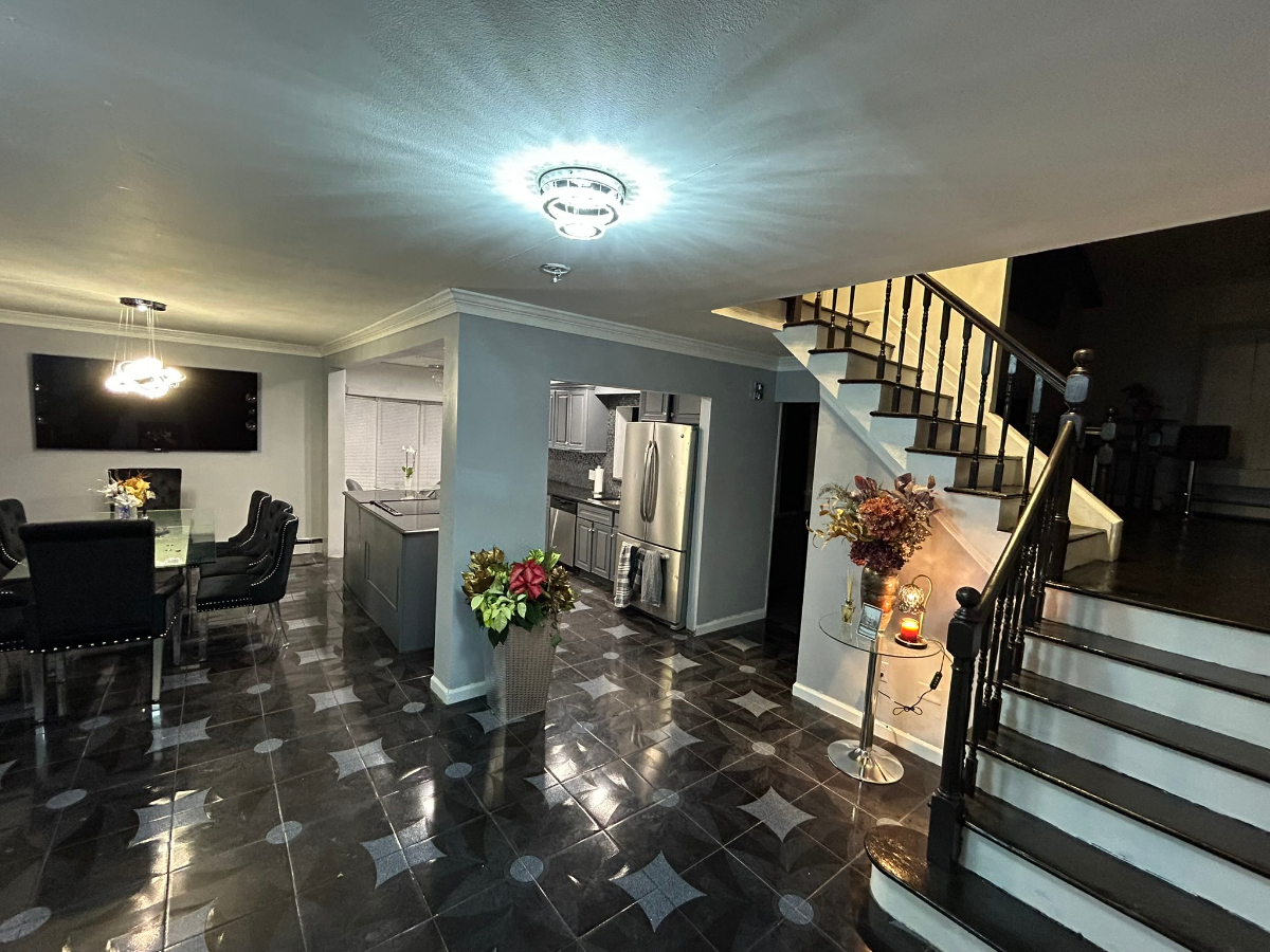 Bright Oversized Suite with Ensuite Bath and... - Photo 5