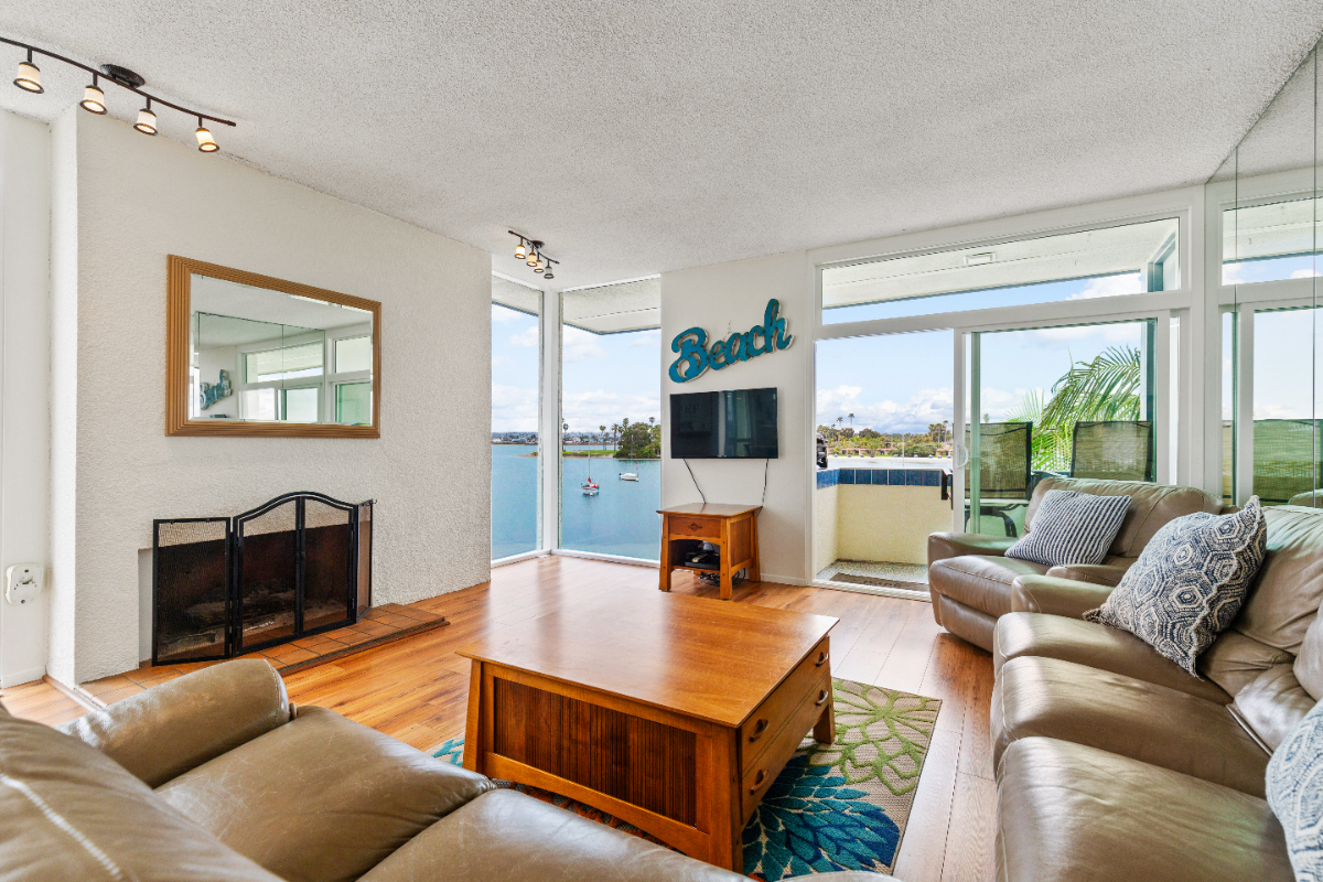 Gorgeous Bayfront Penthouse Condo Retreat - Photo 1