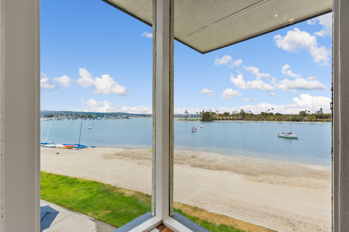 Gorgeous Bayfront Penthouse Condo Retreat - Photo 3