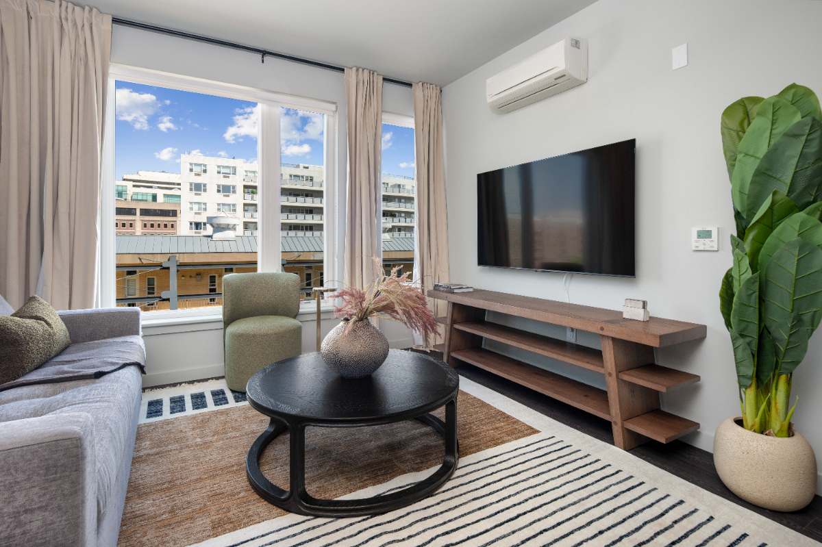 Designer 2BR, Luxe Amenities, Gym, Parking - Photo 9