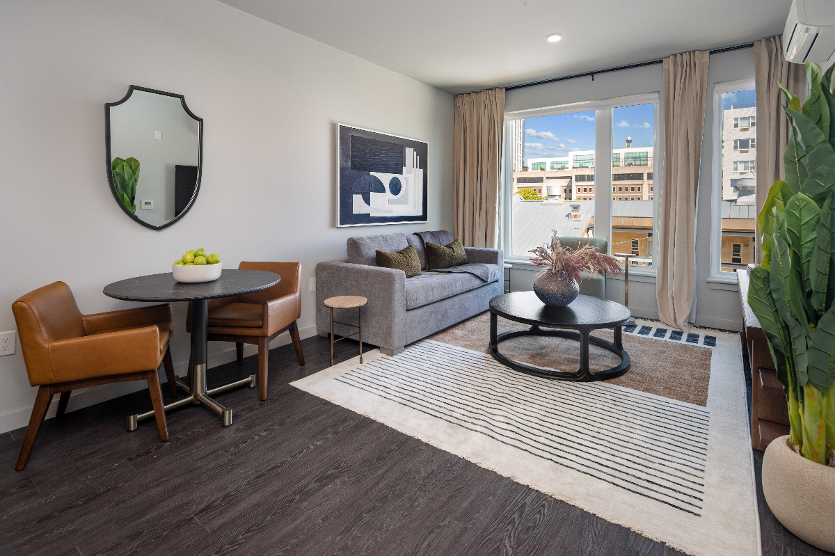 Designer 2BR, Luxe Amenities, Gym, Parking - Photo 6