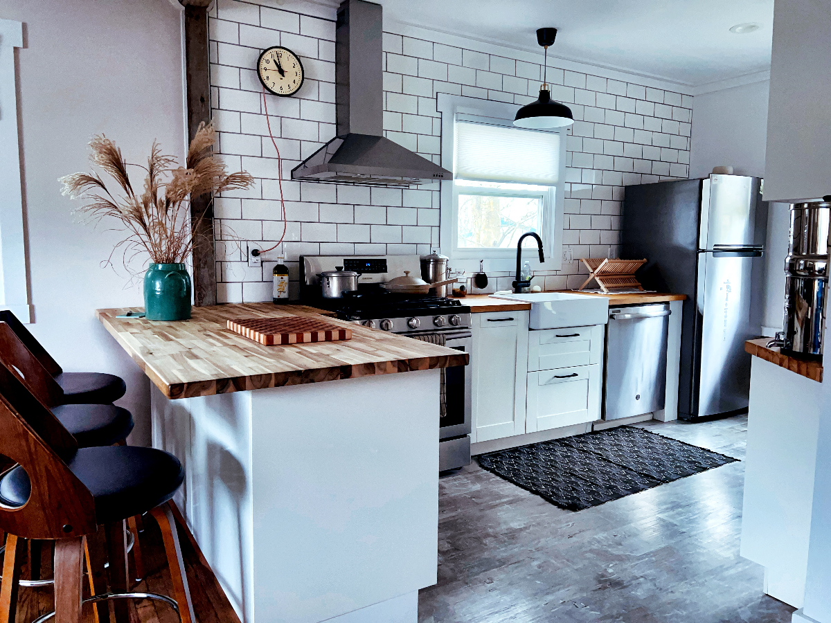 Stylish 2-Bedroom House with Yard and Parking - Photo 2