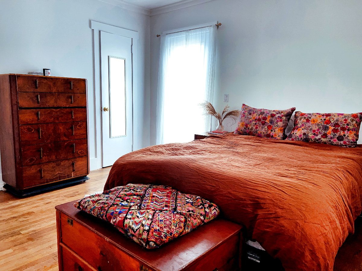 Stylish 2-Bedroom House with Yard and Parking - Photo 3