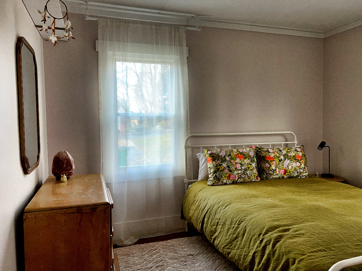 Stylish 2-Bedroom House with Yard and Parking - Photo 4