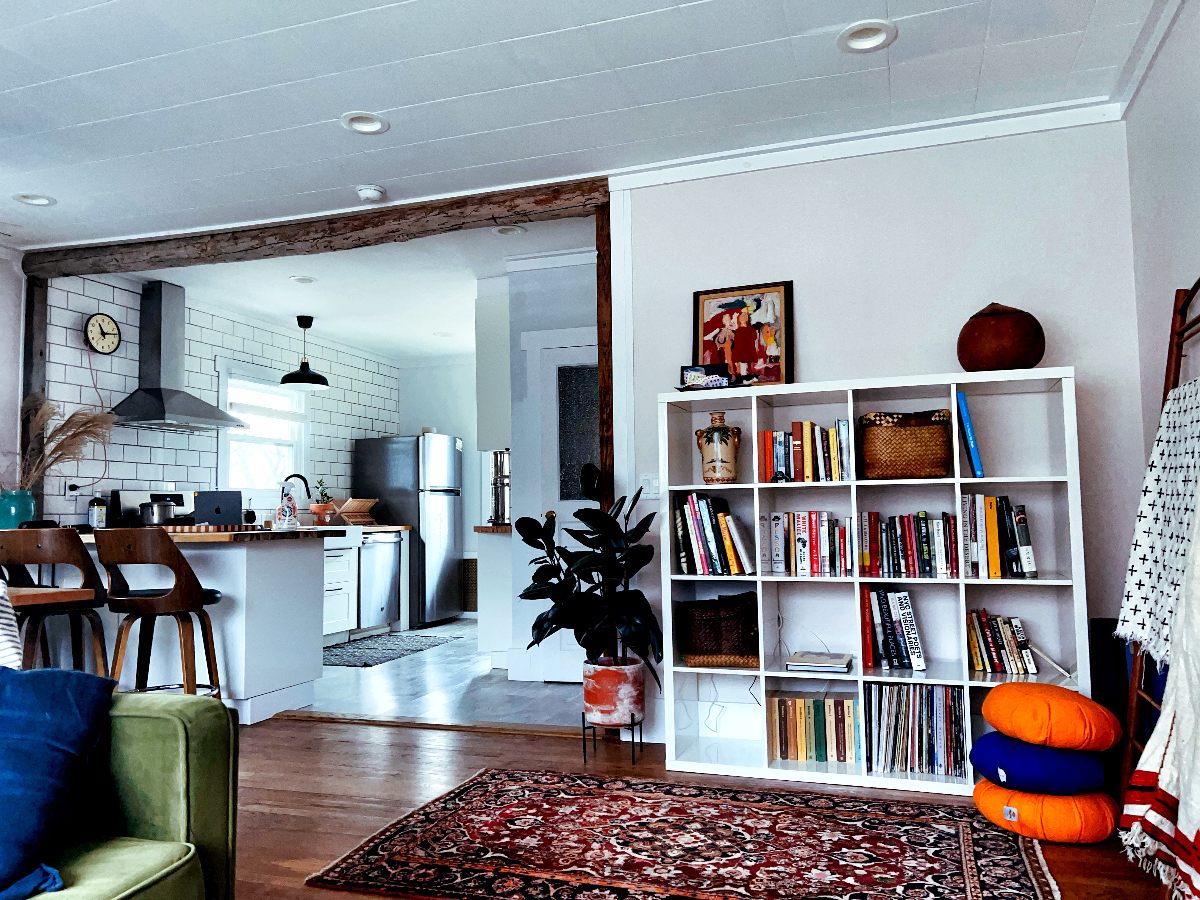 Stylish 2-Bedroom House with Yard and Parking - Photo 7