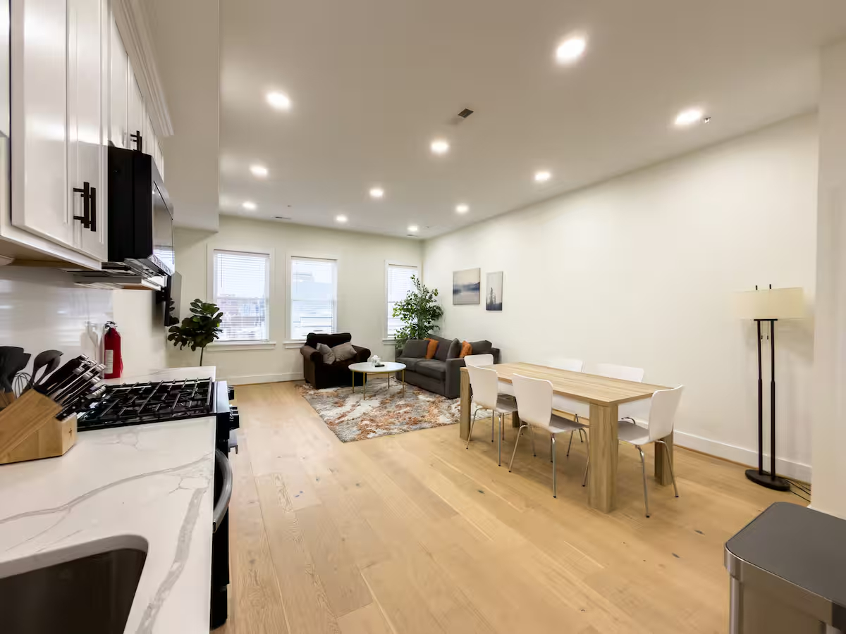 Two Level Contemporary and Spacious Townhome - Photo 5